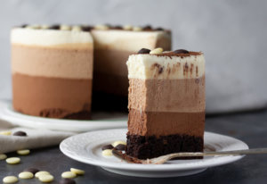 עוגת טירקולד עוגה עם שלושה סוגי שוקולד