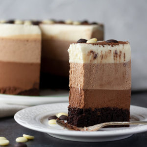 עוגת טירקולד עוגה עם שלושה סוגי שוקולד